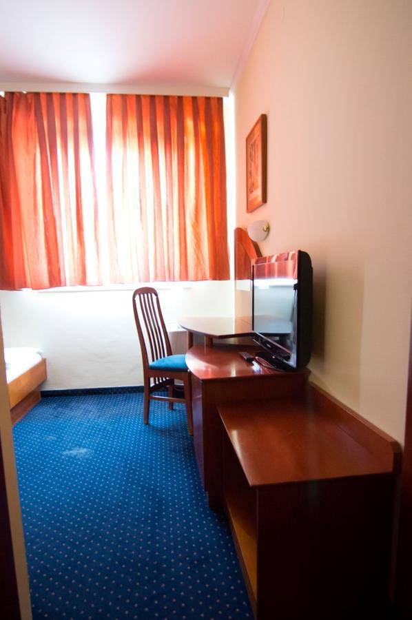 Hotel Ana Госпич Экстерьер фото