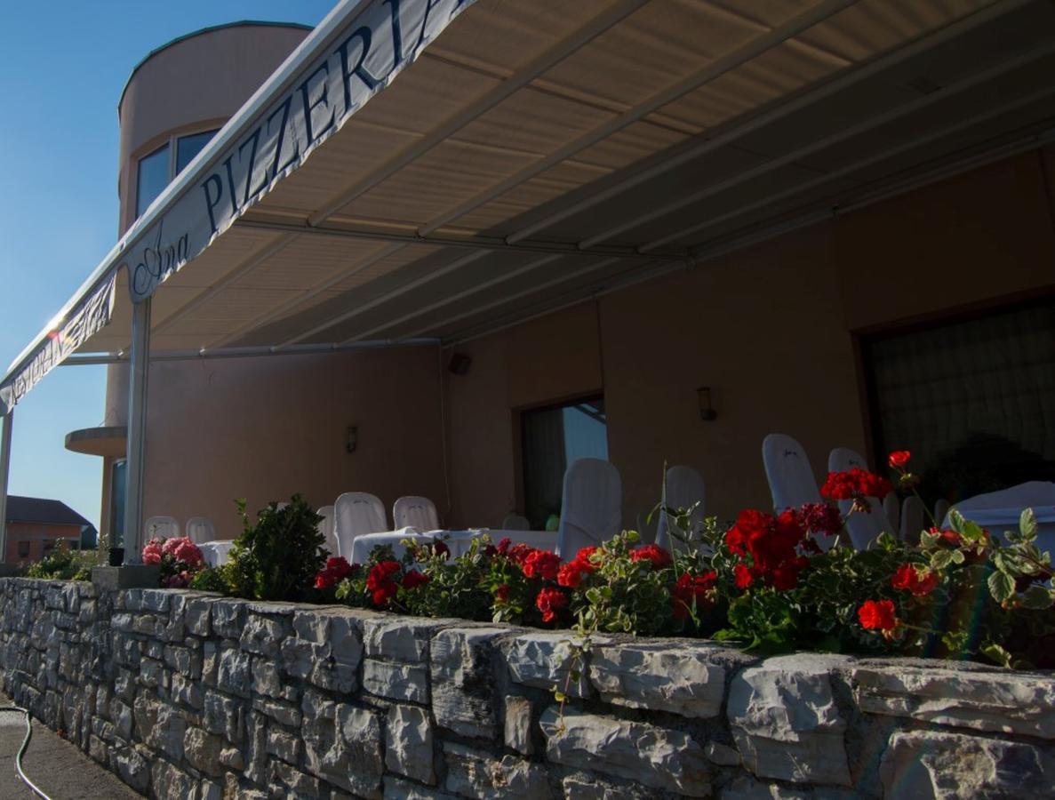 Hotel Ana Госпич Экстерьер фото