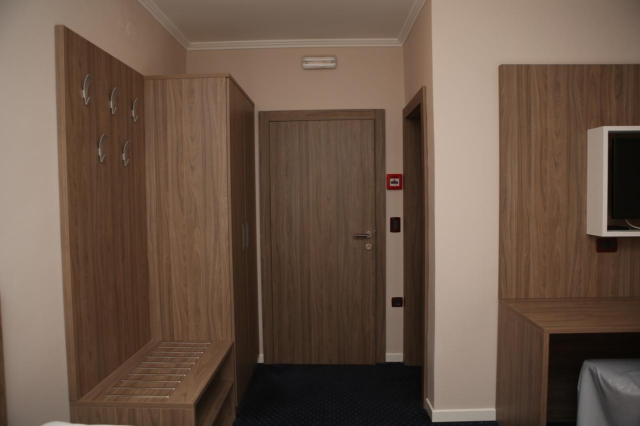 Hotel Ana Госпич Экстерьер фото