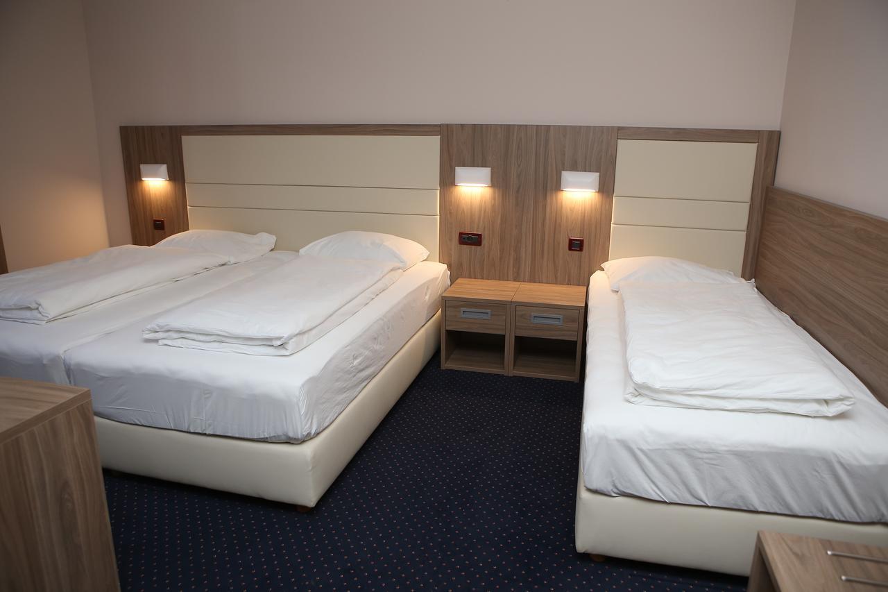 Hotel Ana Госпич Экстерьер фото