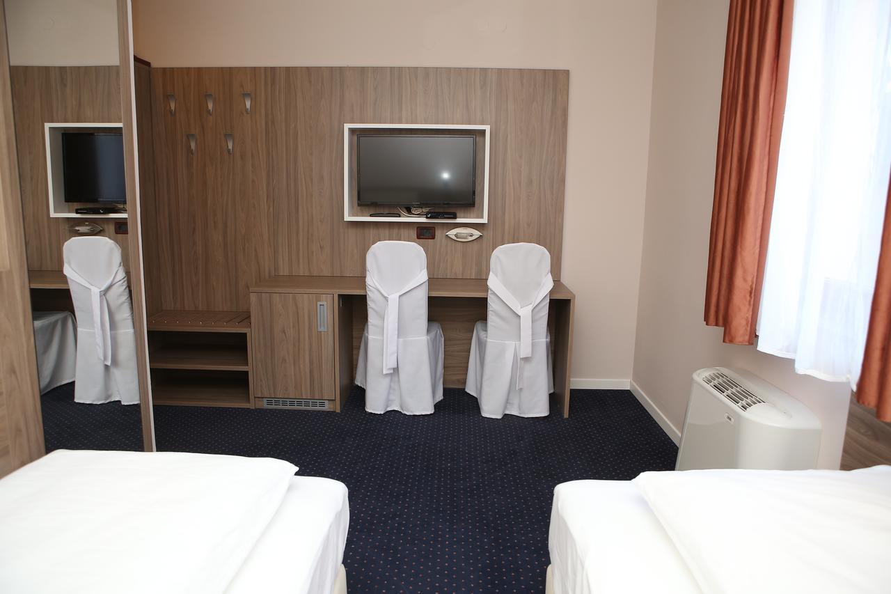 Hotel Ana Госпич Экстерьер фото
