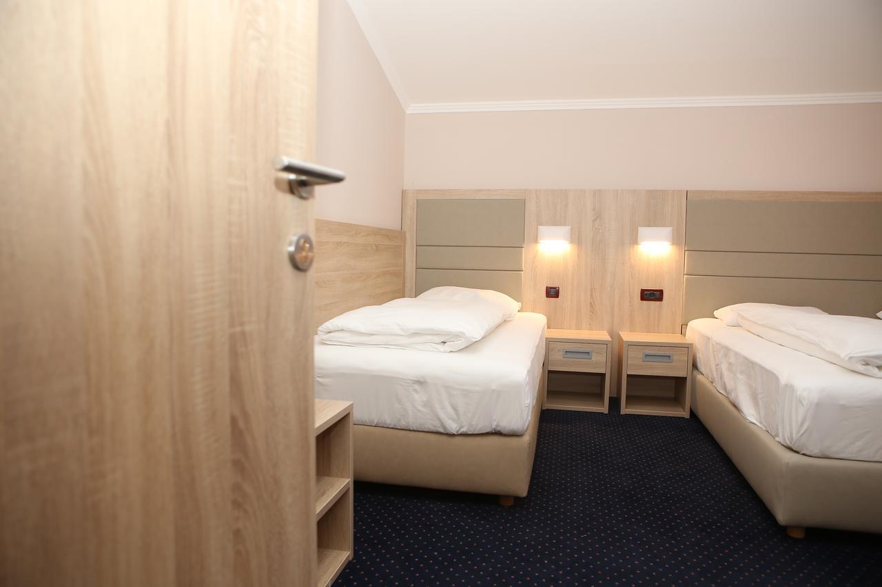 Hotel Ana Госпич Экстерьер фото