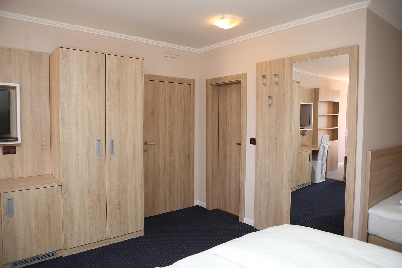 Hotel Ana Госпич Экстерьер фото
