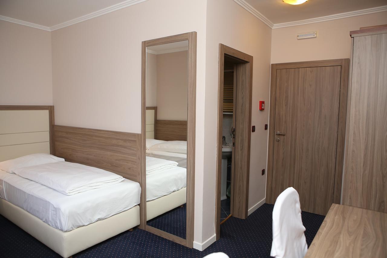 Hotel Ana Госпич Экстерьер фото
