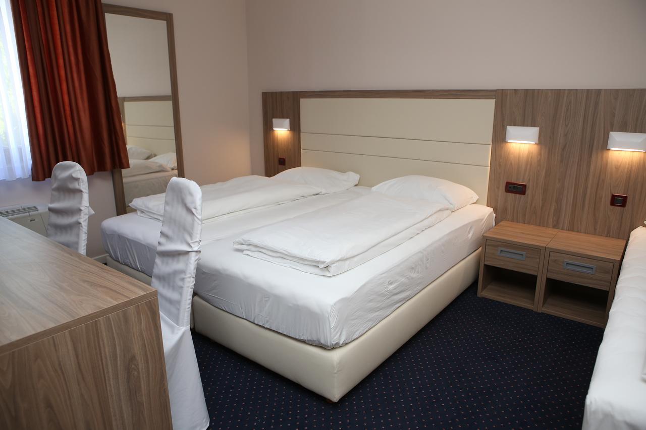 Hotel Ana Госпич Экстерьер фото