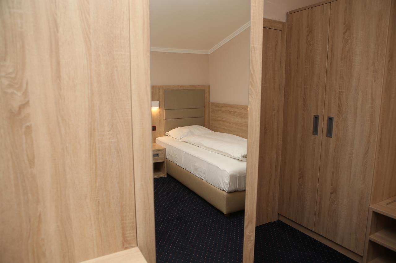 Hotel Ana Госпич Экстерьер фото