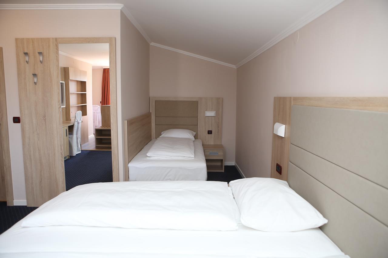Hotel Ana Госпич Экстерьер фото