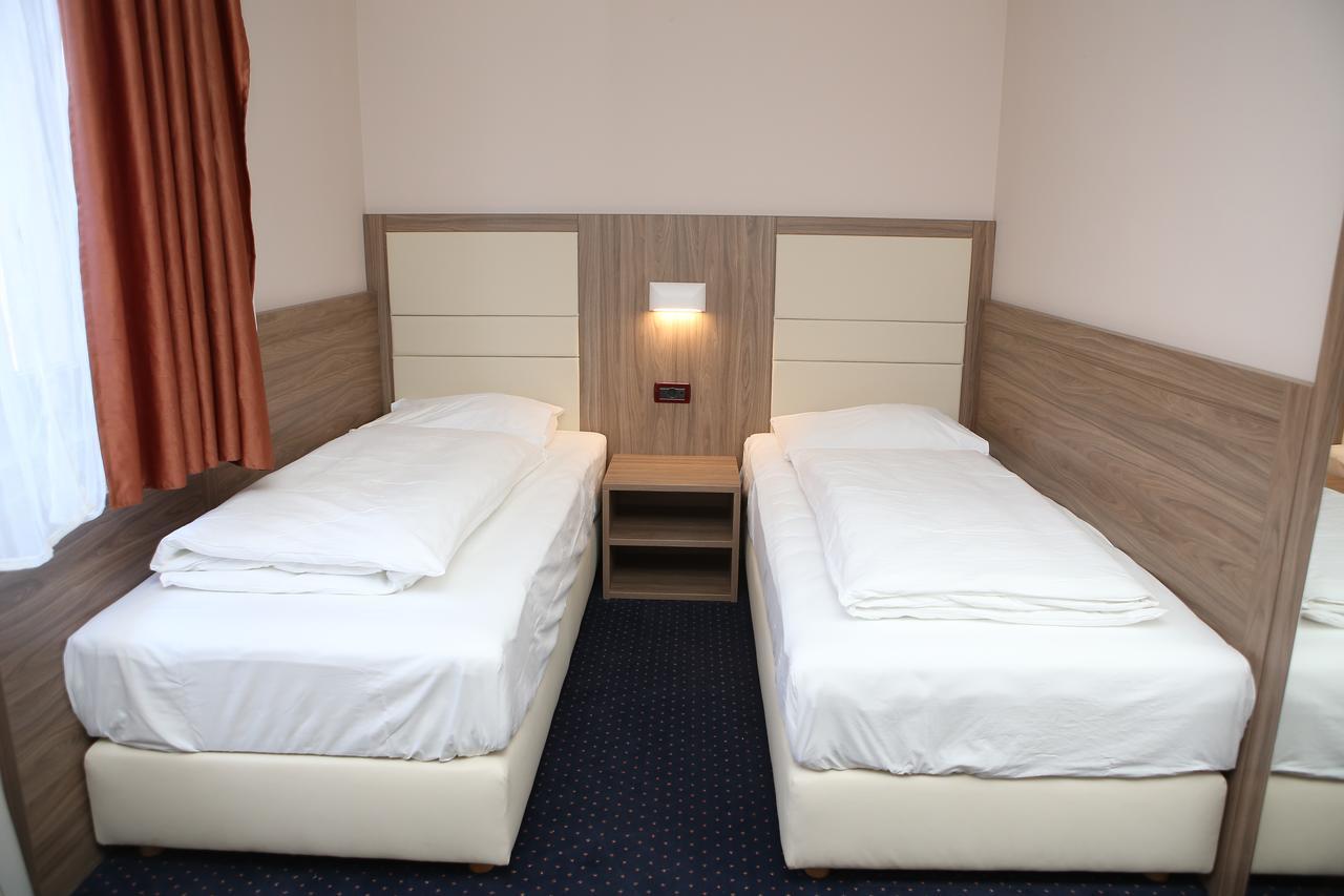 Hotel Ana Госпич Экстерьер фото